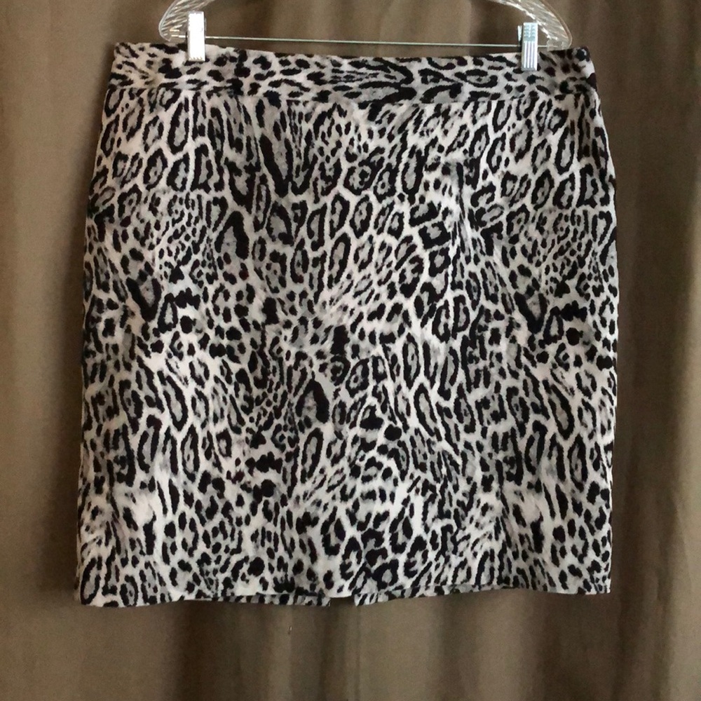 Knee-length classic animal print skirt